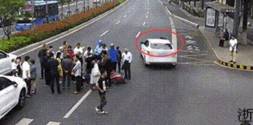 吃瓜车祸照片,吃瓜群众目睹车祸现场，照片记录惊心动魄一幕